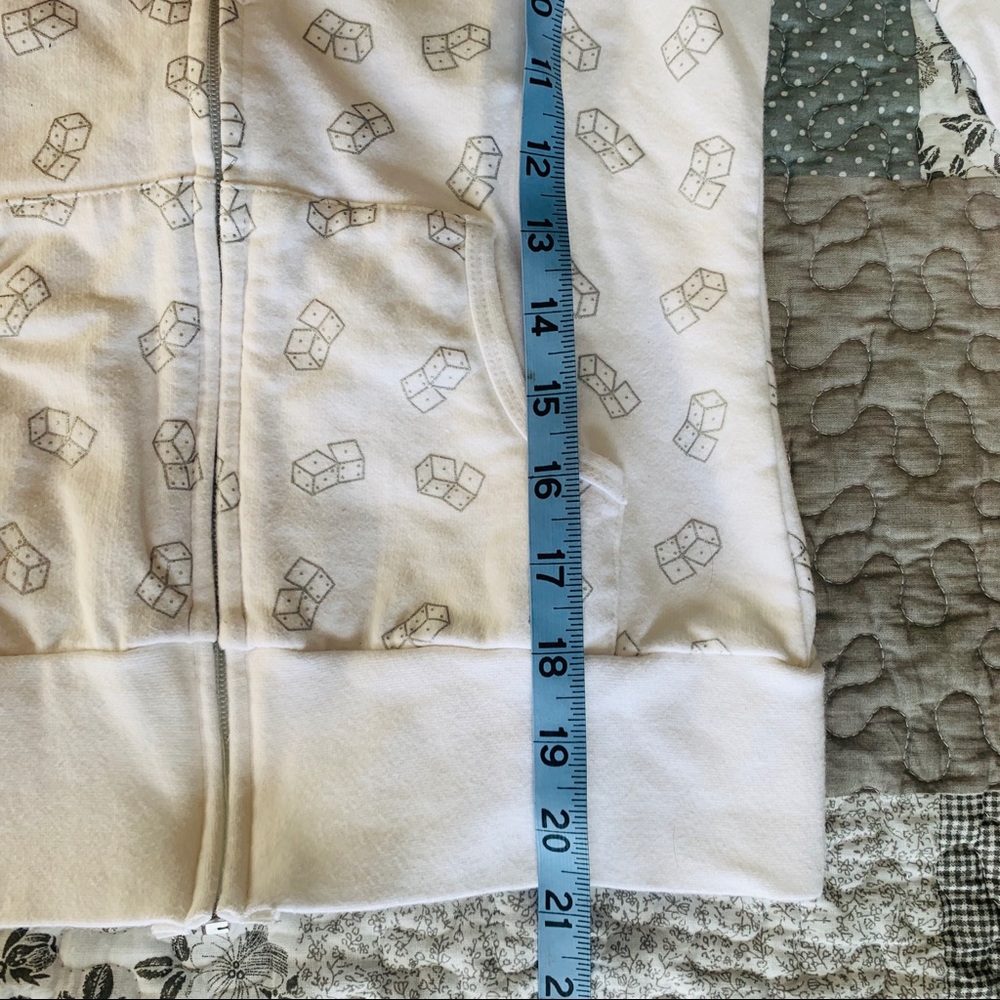 π² π Cute Used Sweater with Dice Patern - Picture 8 of 10
